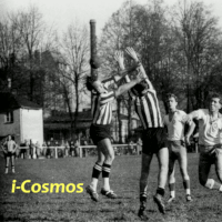 Balonmano en un campo de césped en 1957 con un balón de cuero de color marrón